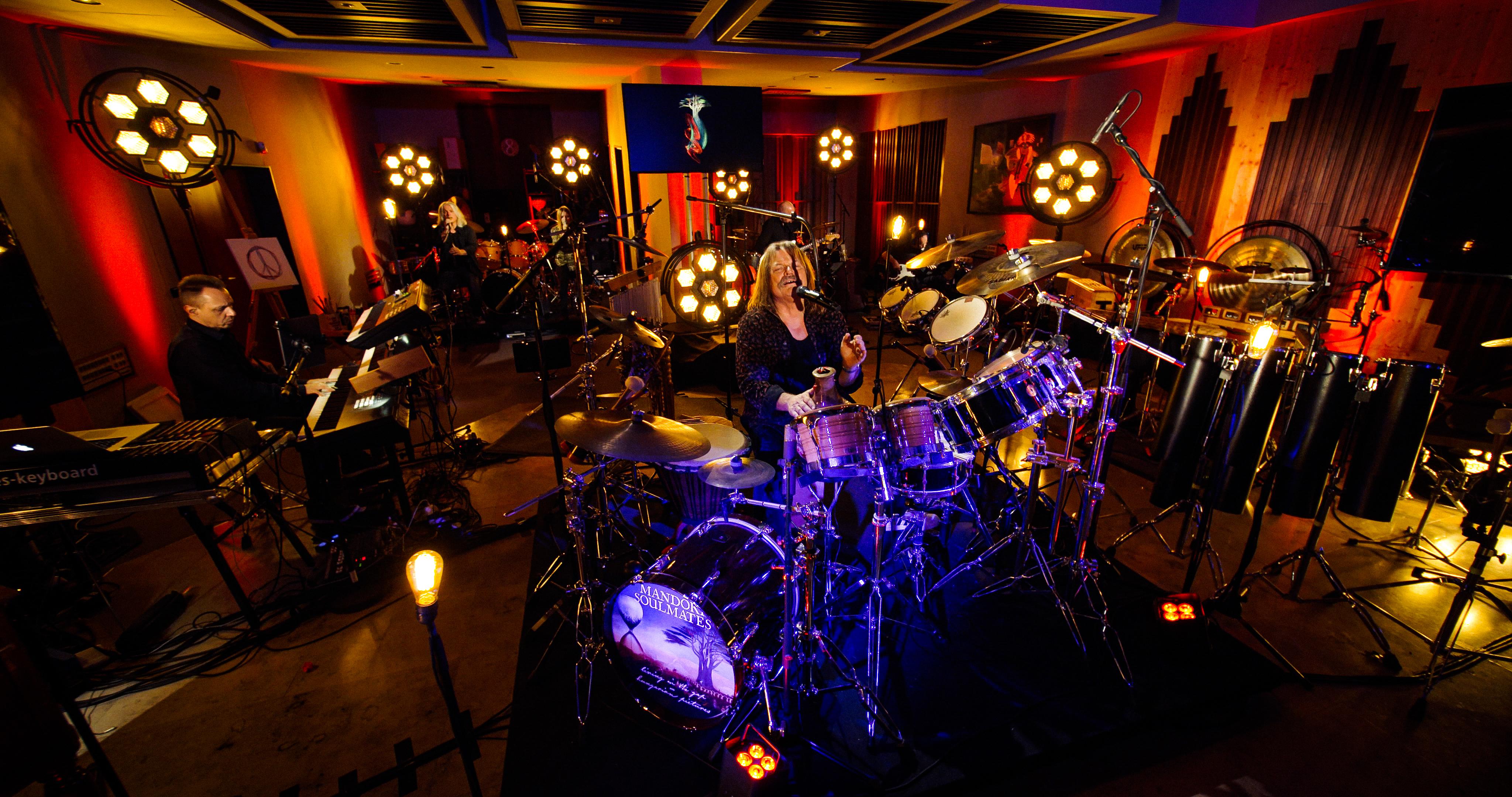 Világméretű koncertpremier Leslie Mandokival