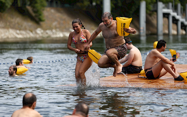 Tom Nicholson/Getty Images