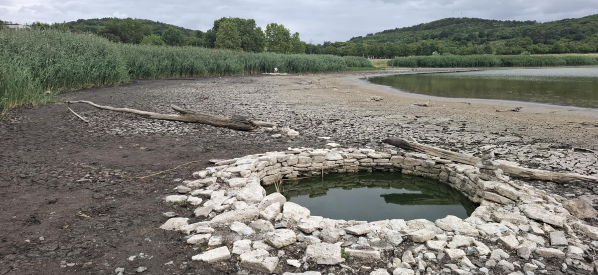 Furcsa kőgyűrűket fedett fel az alacsony vízállás a tihanyi Belső-tóban