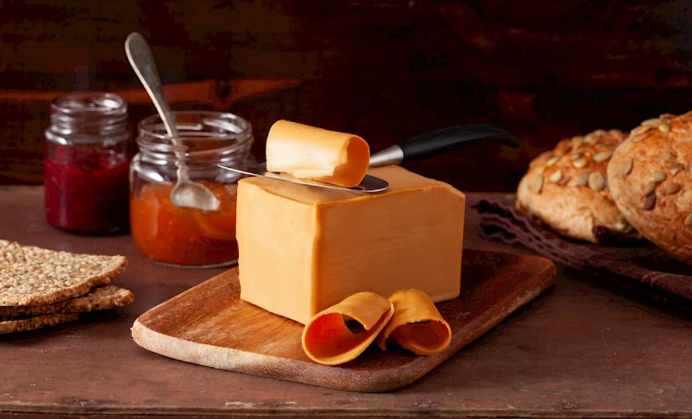 Hiába néz ki annak, a világ egyik legnépszerűbb sajtja valójában nem sajt