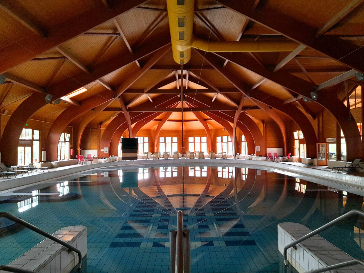 Hatalmas szaunafalu nyílik a Velencei-tó partján – ilyet még nem láttunk Magyarországon