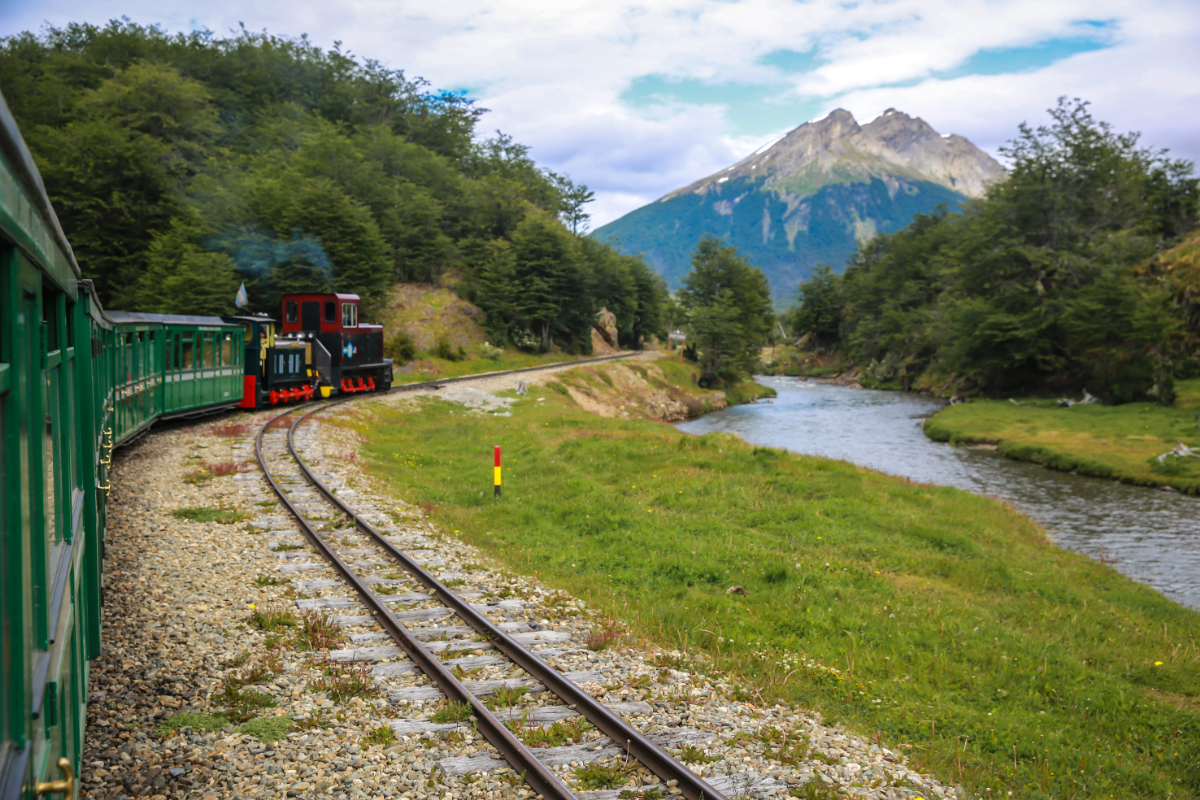 Lenyűgöző tájakon vezet a világ végére a Föld legdélibb vasútvonala