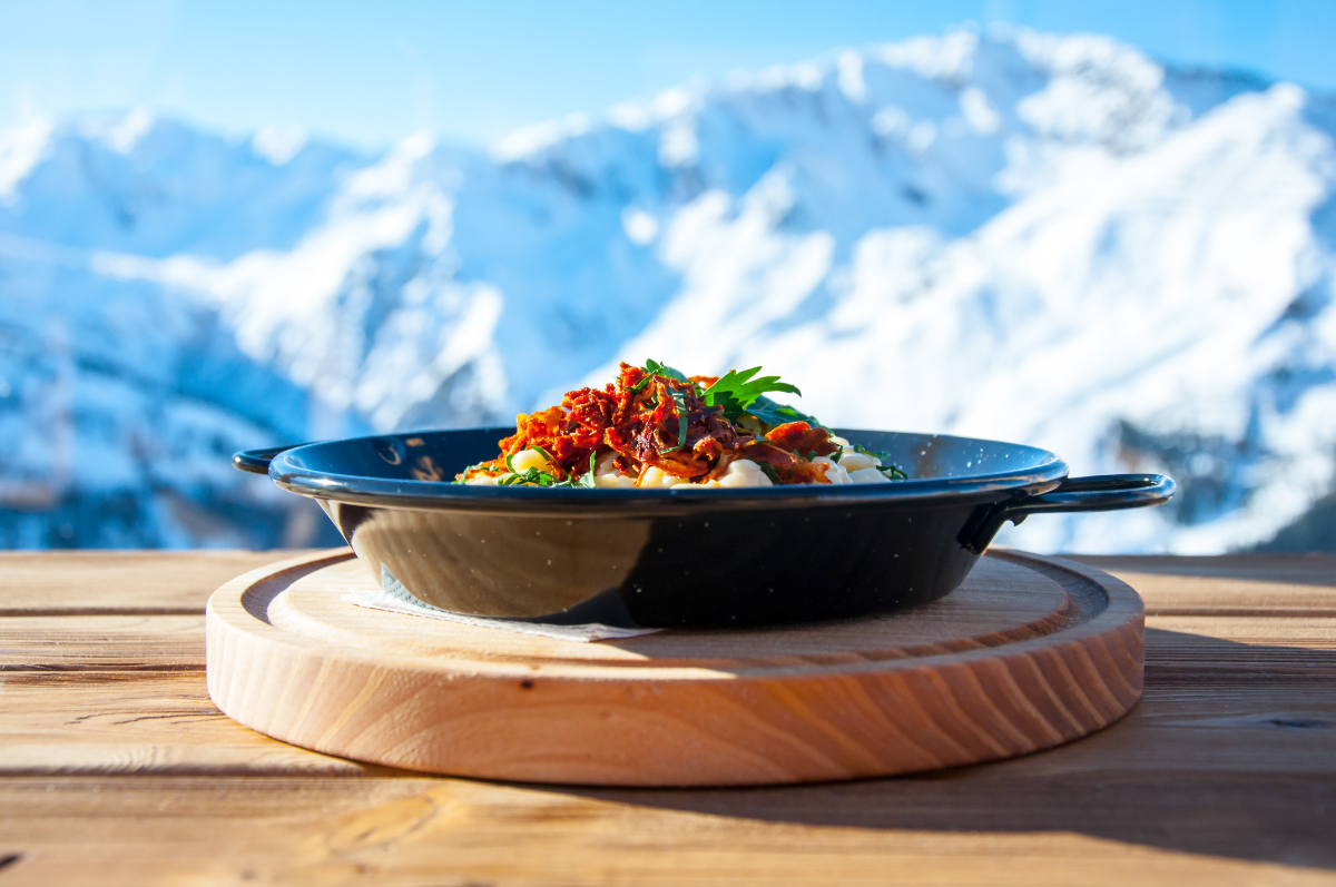 A síelők kedvenc étele: így készül a híres osztrák sajtos galuska, a Käsespätzle
