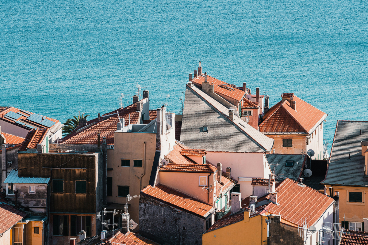 A tenger mellé költöznél? Itt találsz egyeurós házakat Olaszországban