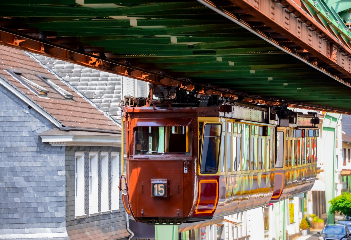 A furcsa német kisváros, ahol 125 éve a levegőben közlekednek a vonatok