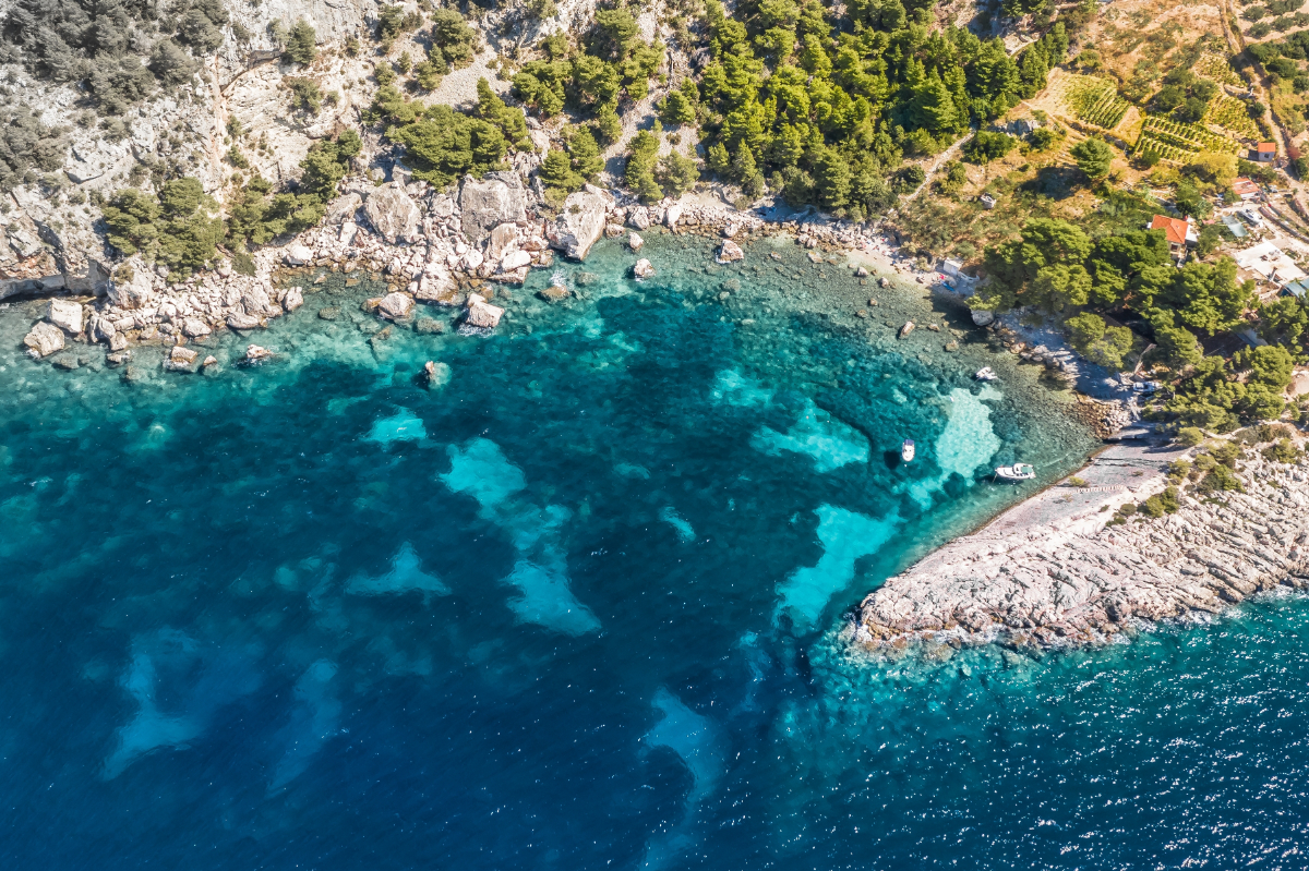Európa egyik legszebb, mégis rendre alulértékelt tengerpartja itt van a közelben
