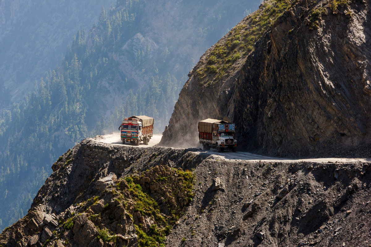 Egy hiba, és vége: így vezetnek kamiont a világ egyik legveszélyesebb útján