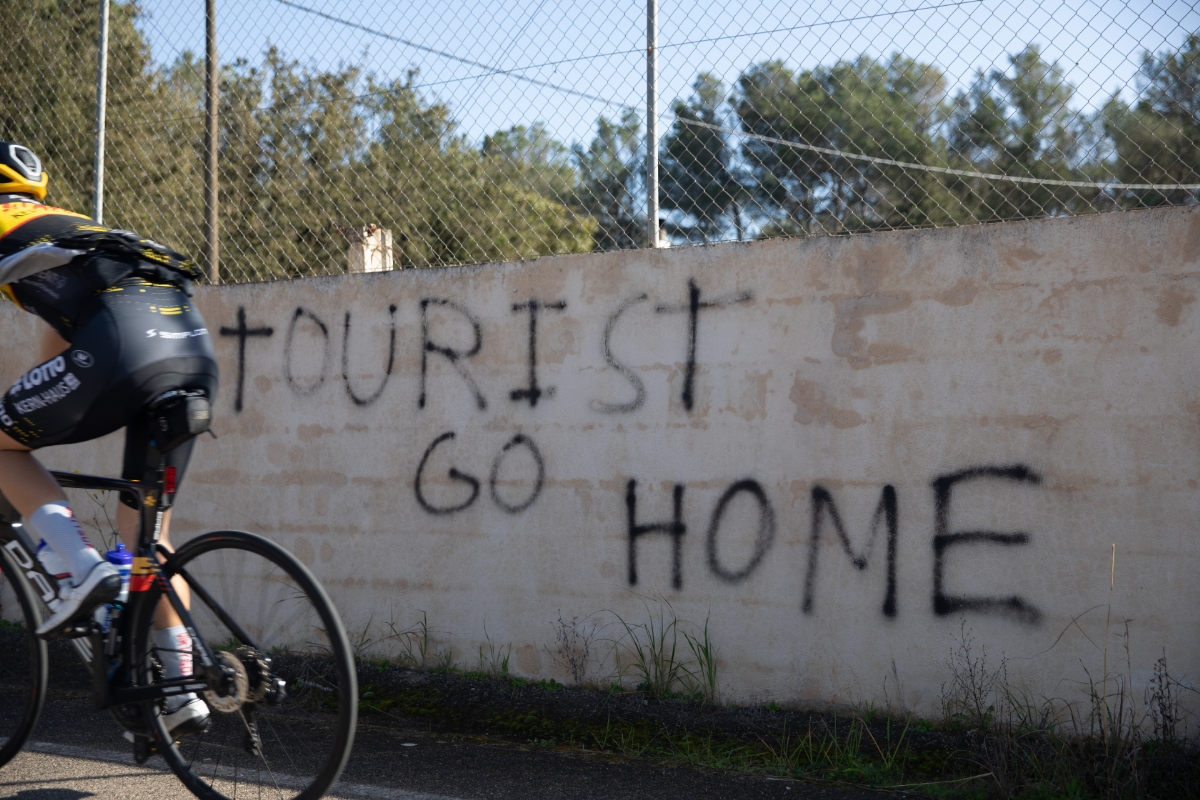 Egyre durvább a turistaellenesség Mallorcán, már az autókat sem kímélik