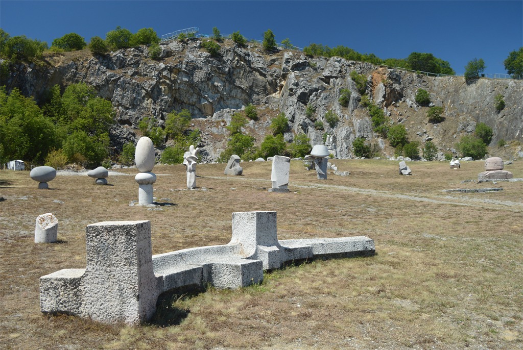 Elhagyott kőbánya volt, ma az ország egyik legkülönlegesebb szoborparkja