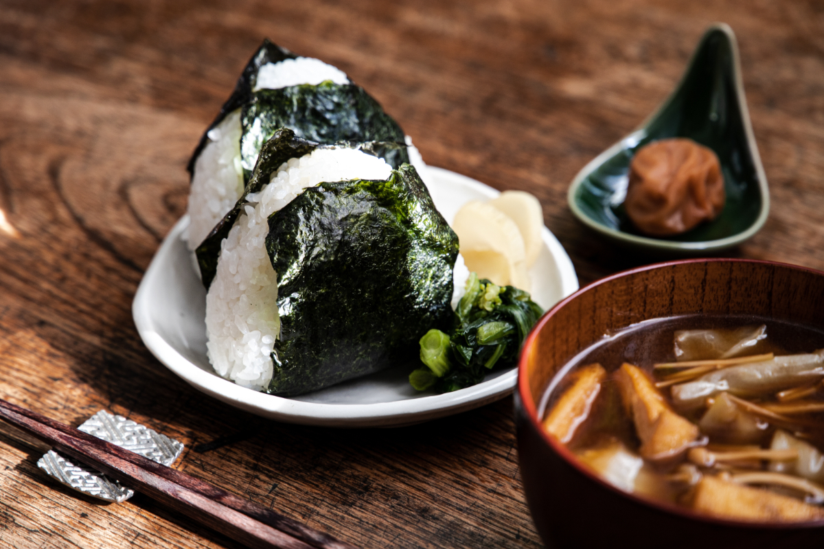 Pillanatok alatt kész ez a japán ebéd, ami elfér a zsebedben, mégis órákra eltelít