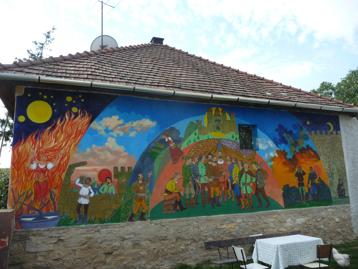 Ebben az apró borsodi faluban a házfalak adják a látnivalót