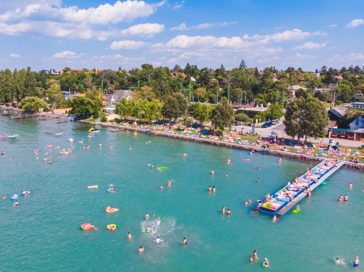 Jó hír a nyárra: ingyenessé vált a Balaton egyik népszerű strandja