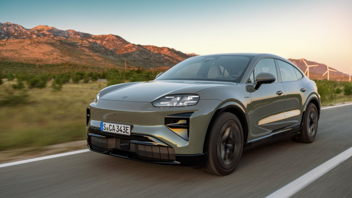 Ennyibe kerül itthon az 1156 lóerős családi Porsche