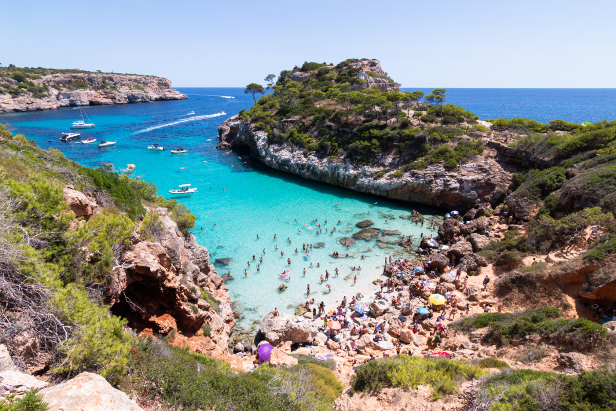 Túl sok turista hordja el a homokot, eltűnhet Mallorca egyik legszebb strandja