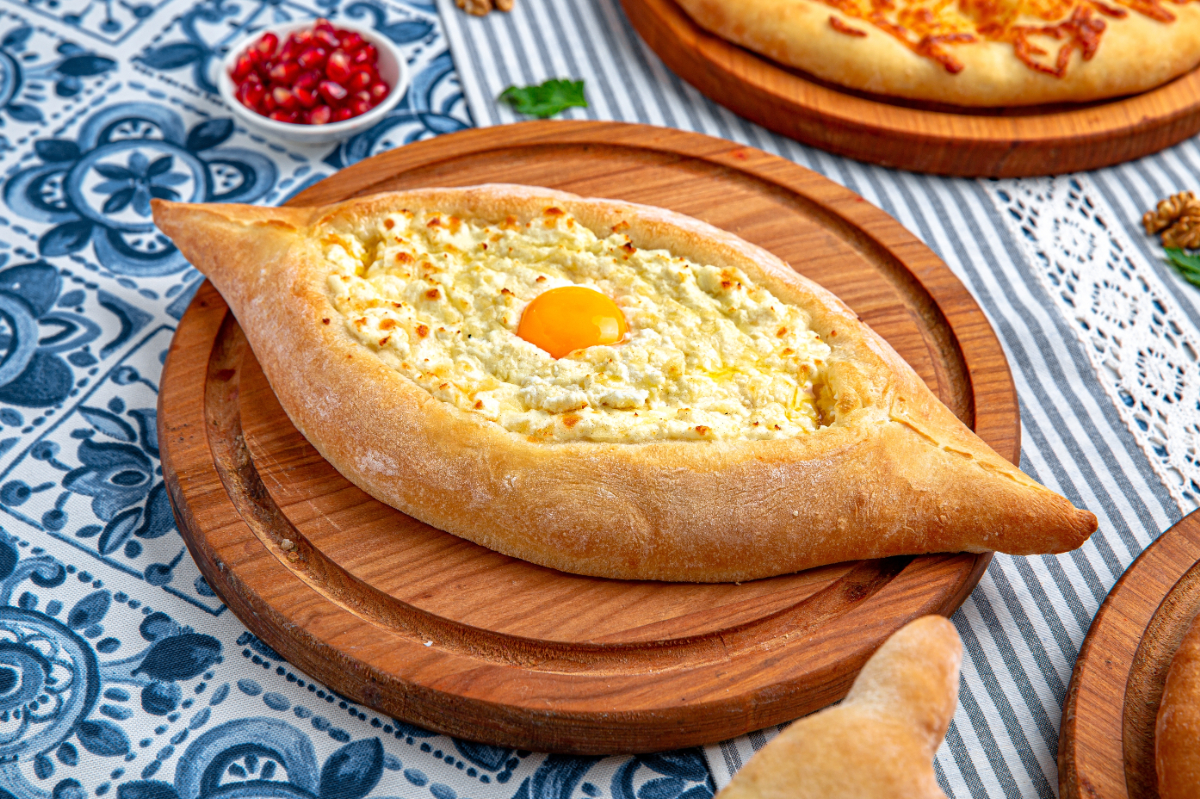 A pizza kaukázusi kihívója: ez a sajtos lepény Georgia egyik legnagyobb büszkesége