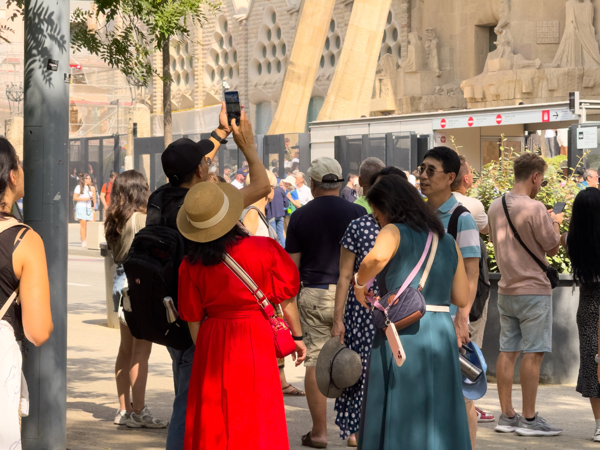 Barcelona visszafogná a rövid látogatásokat, újabb díjemelés jöhet a turistáknak