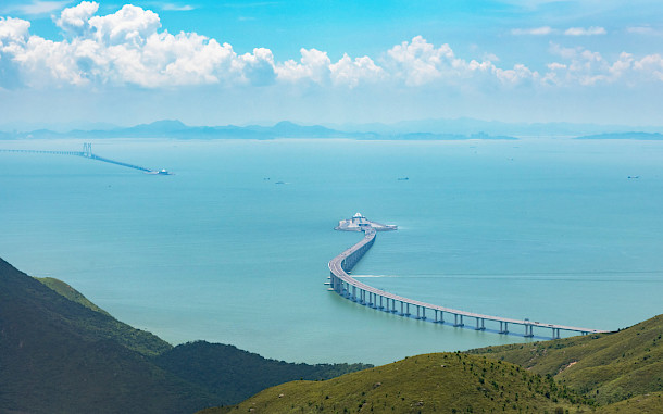 Lee Yiu Tung, Shutterstock