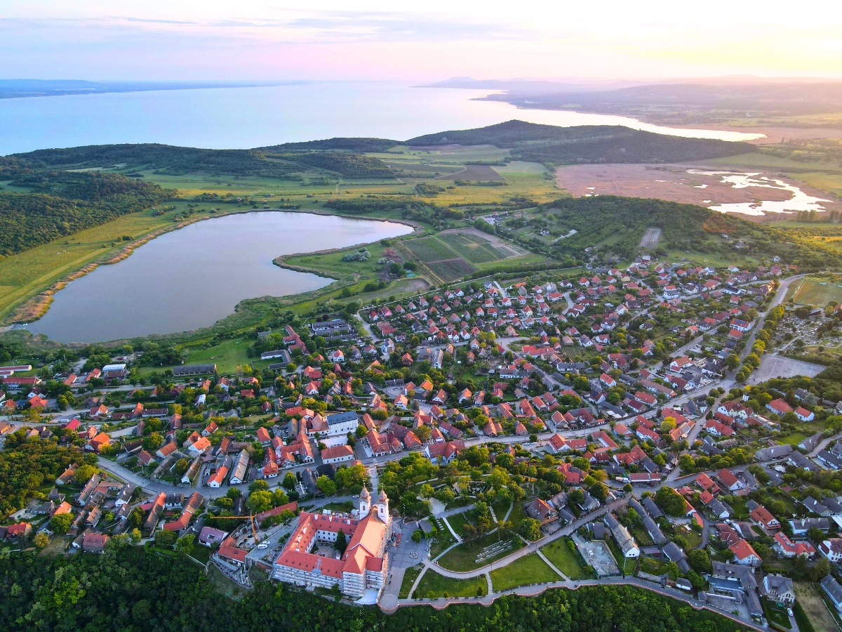 Hatalmas a baj! Pusztulnak a halak a tihanyi Belső-tóban