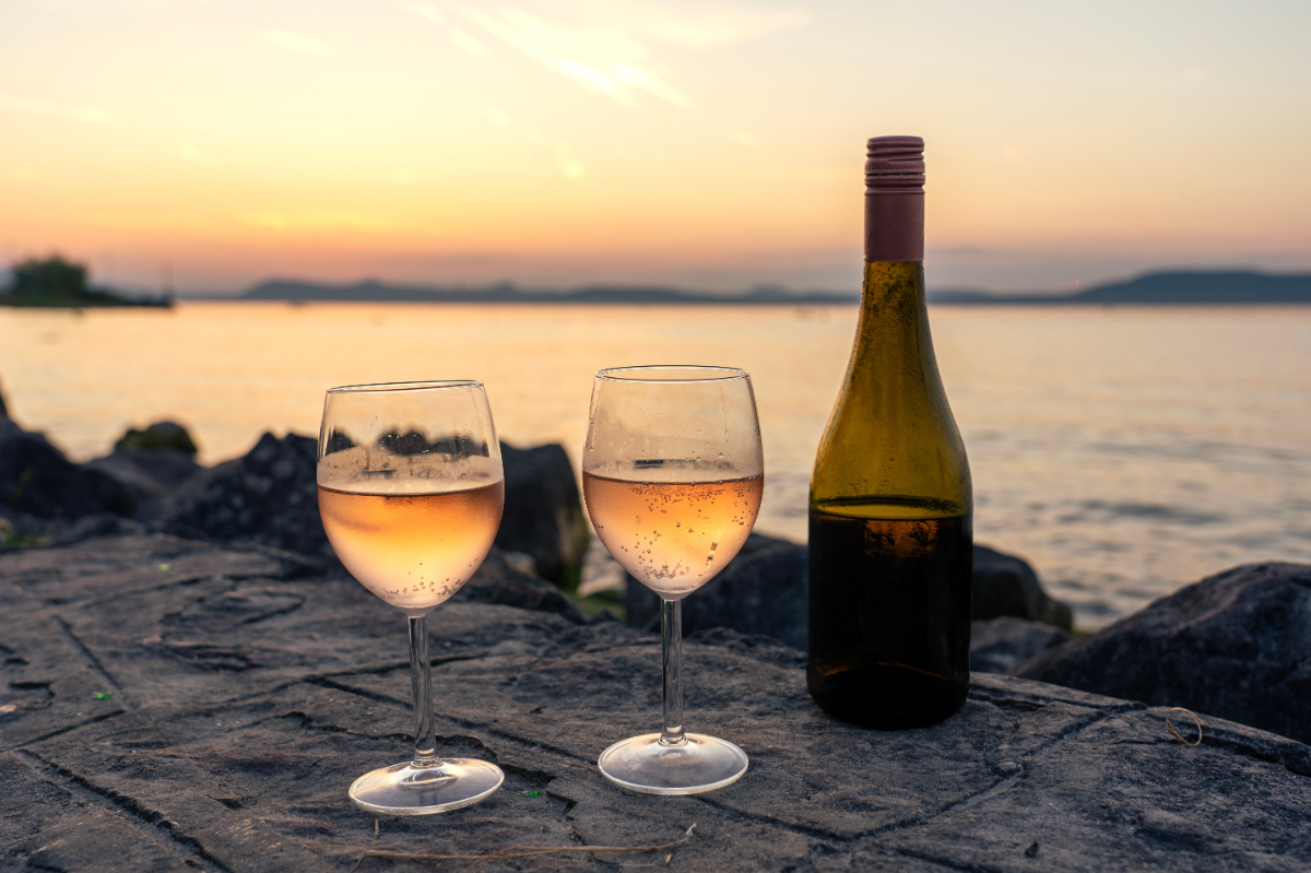 Rossz hír a nyaralóknak: Balatonlellén beiltották a közterületen való alkoholfogyasztást
