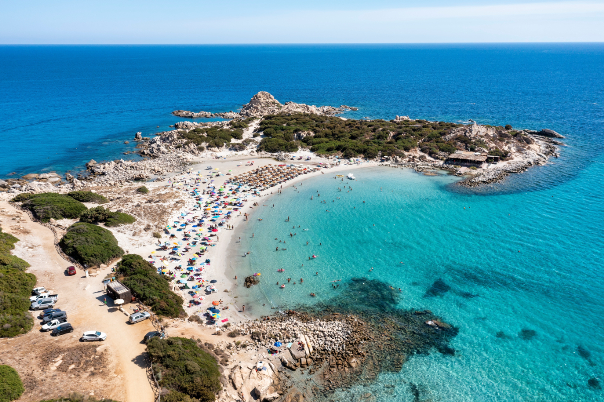 10 és 65 év között senki nem használhat napernyőt ezen a gyönyörű szardíniai strandon