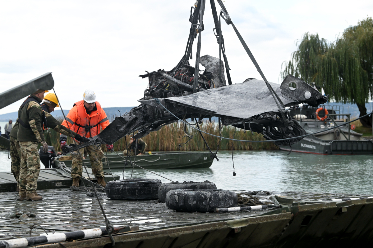 Akár négy háborús repülőroncs is előkerülhet a Balatonból