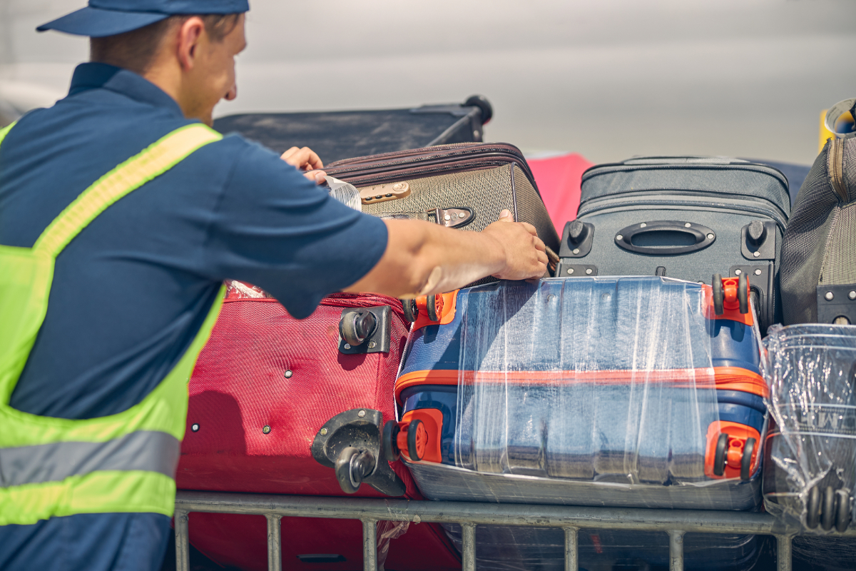 Ezeket a bőröndöket dobálják a legtöbbet – állítja egy volt csomagkezelő
