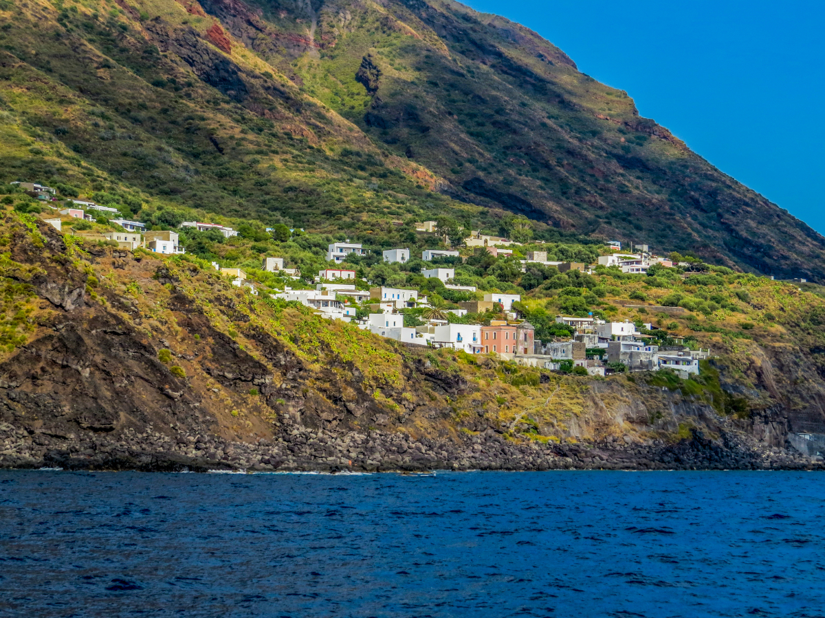 20 év után egyetlen tanulóval indul újra az oktatás a Stromboli vulkán oldalában