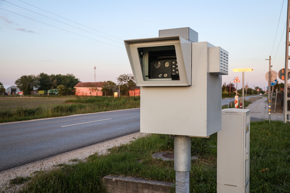 Mire észreveszed, már bemérhetett: ilyen messziről lát a traffipax