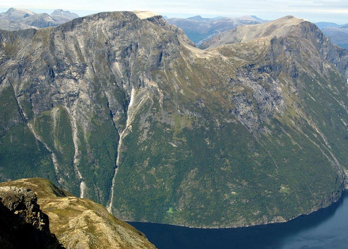 Lassan szétnyílik a hegyoldal Norvégia egyik leghíresebb fjordja fölött