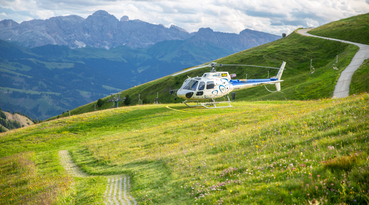 Rövid hegyi utakra is helikoptert bérelnek a tehetős turisták a Dolomitokban